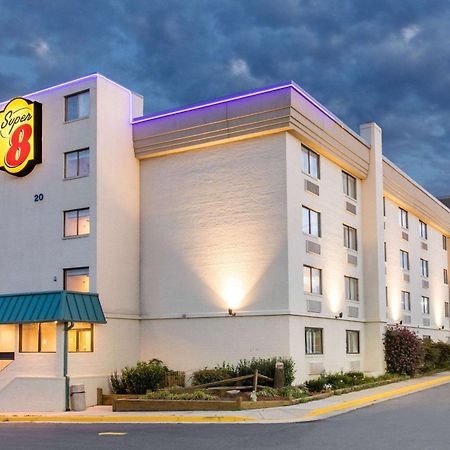 Super 8 By Wyndham Frederick Hotel Bagian luar foto