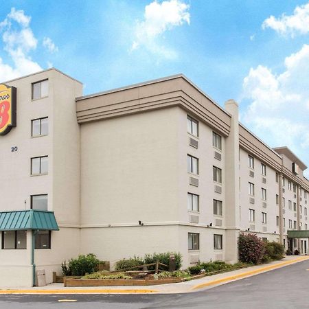 Super 8 By Wyndham Frederick Hotel Bagian luar foto