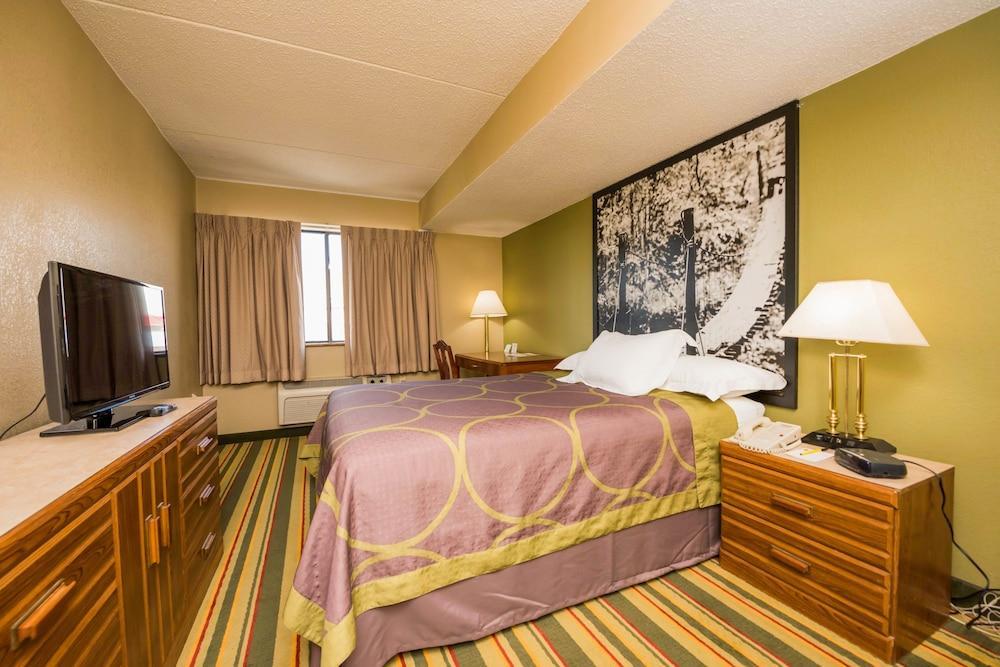 Super 8 By Wyndham Frederick Hotel Bagian luar foto