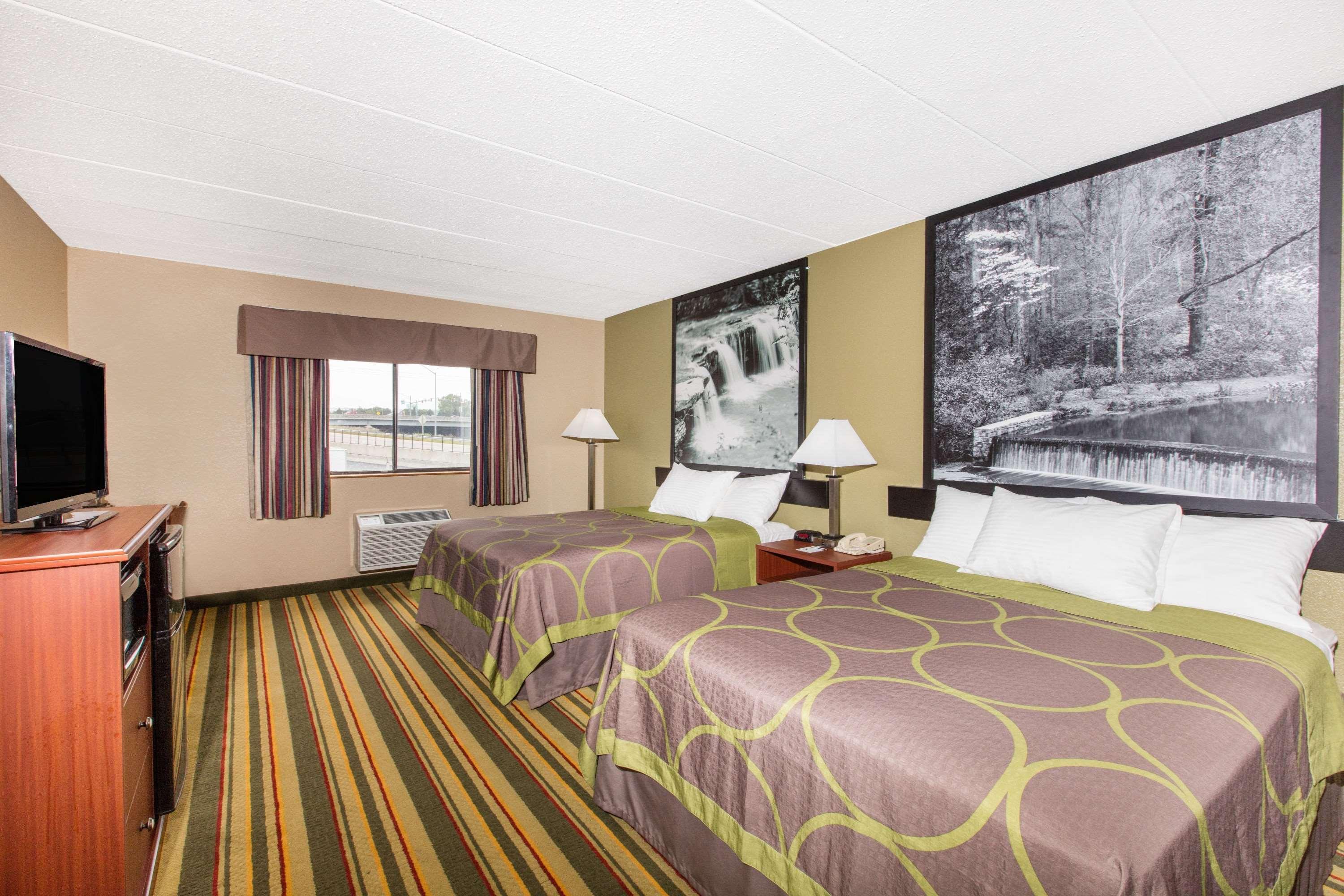 Super 8 By Wyndham Frederick Hotel Bagian luar foto