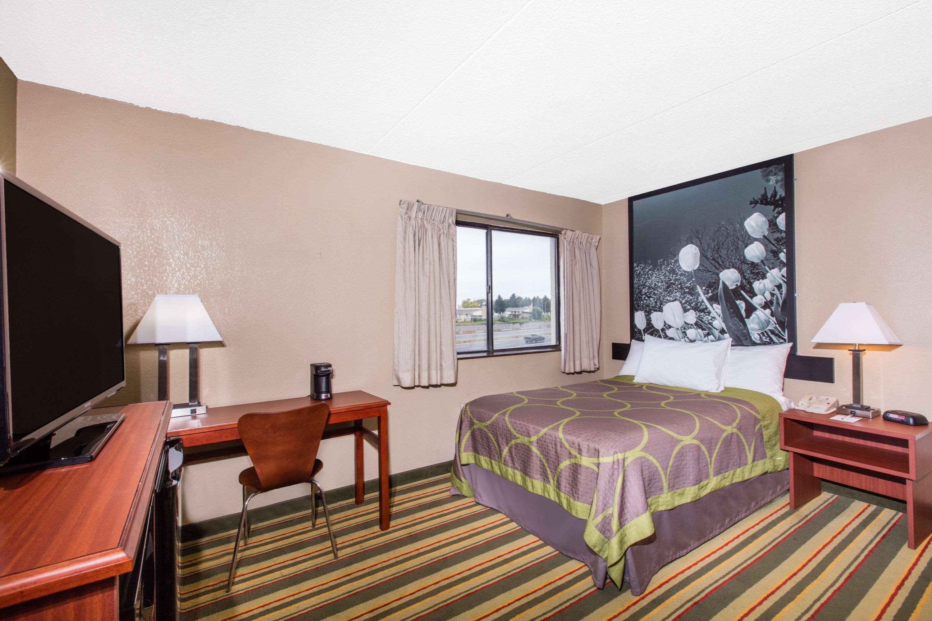 Super 8 By Wyndham Frederick Hotel Bagian luar foto