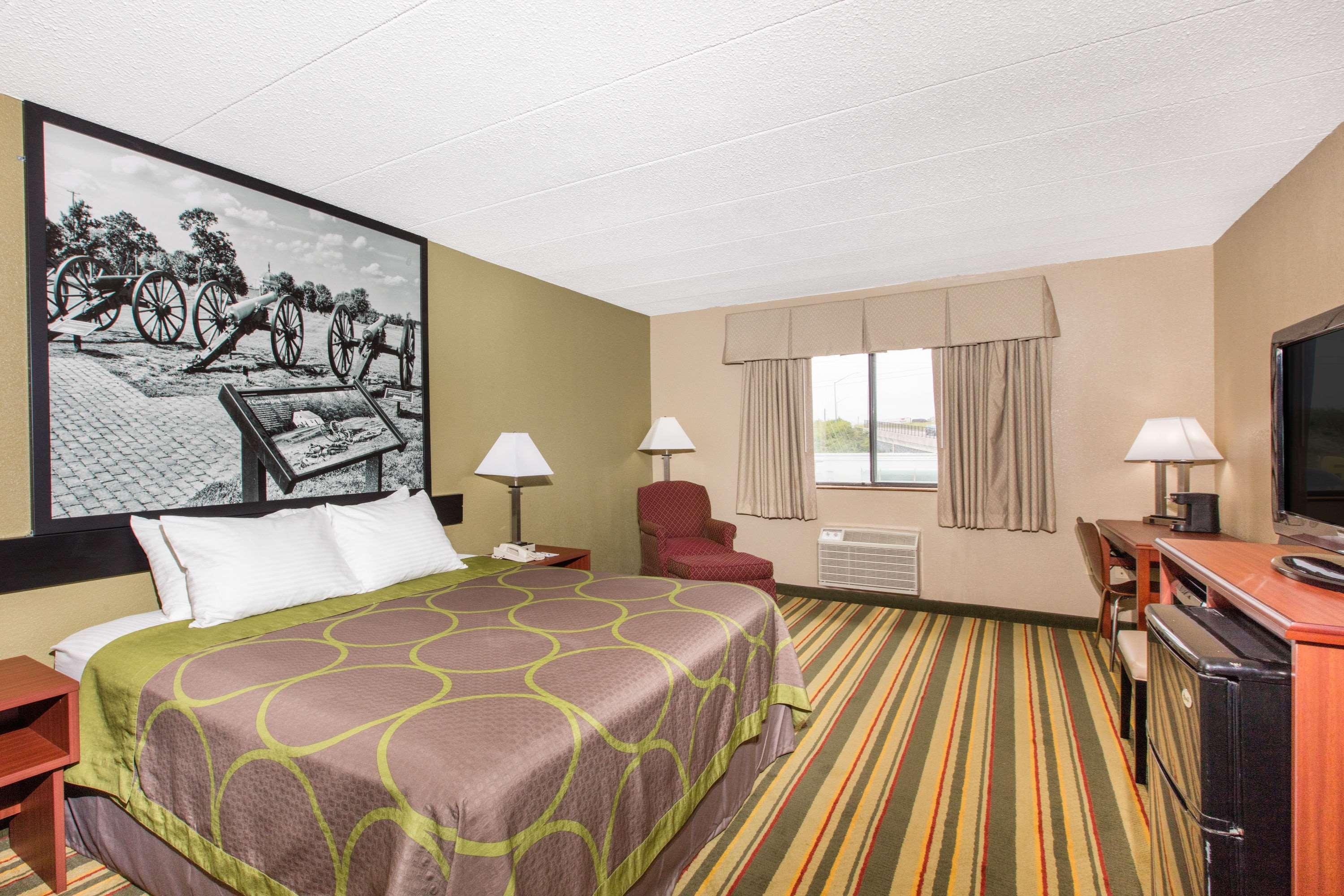 Super 8 By Wyndham Frederick Hotel Bagian luar foto