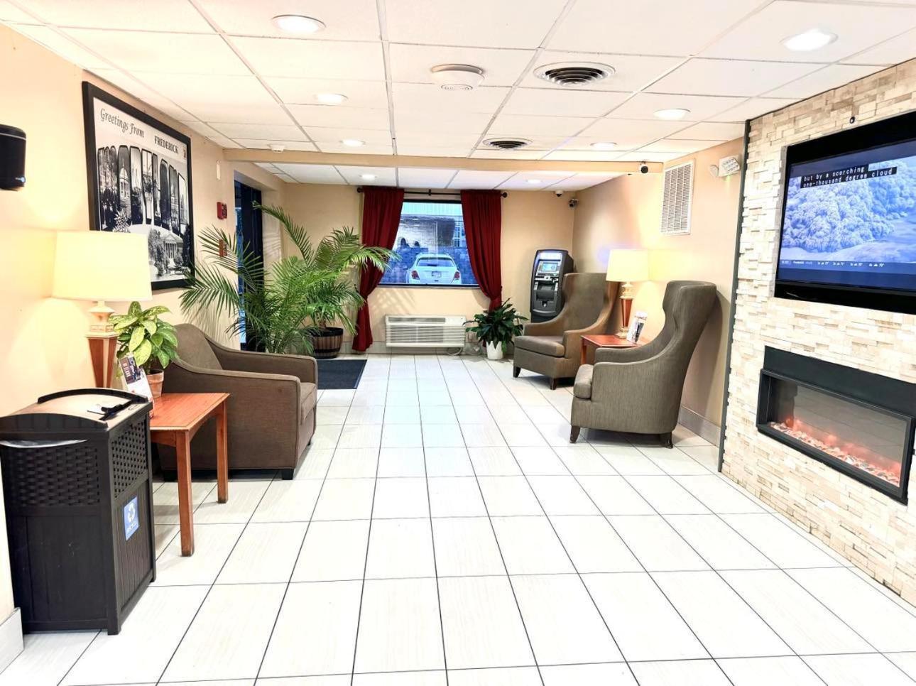 Super 8 By Wyndham Frederick Hotel Bagian luar foto