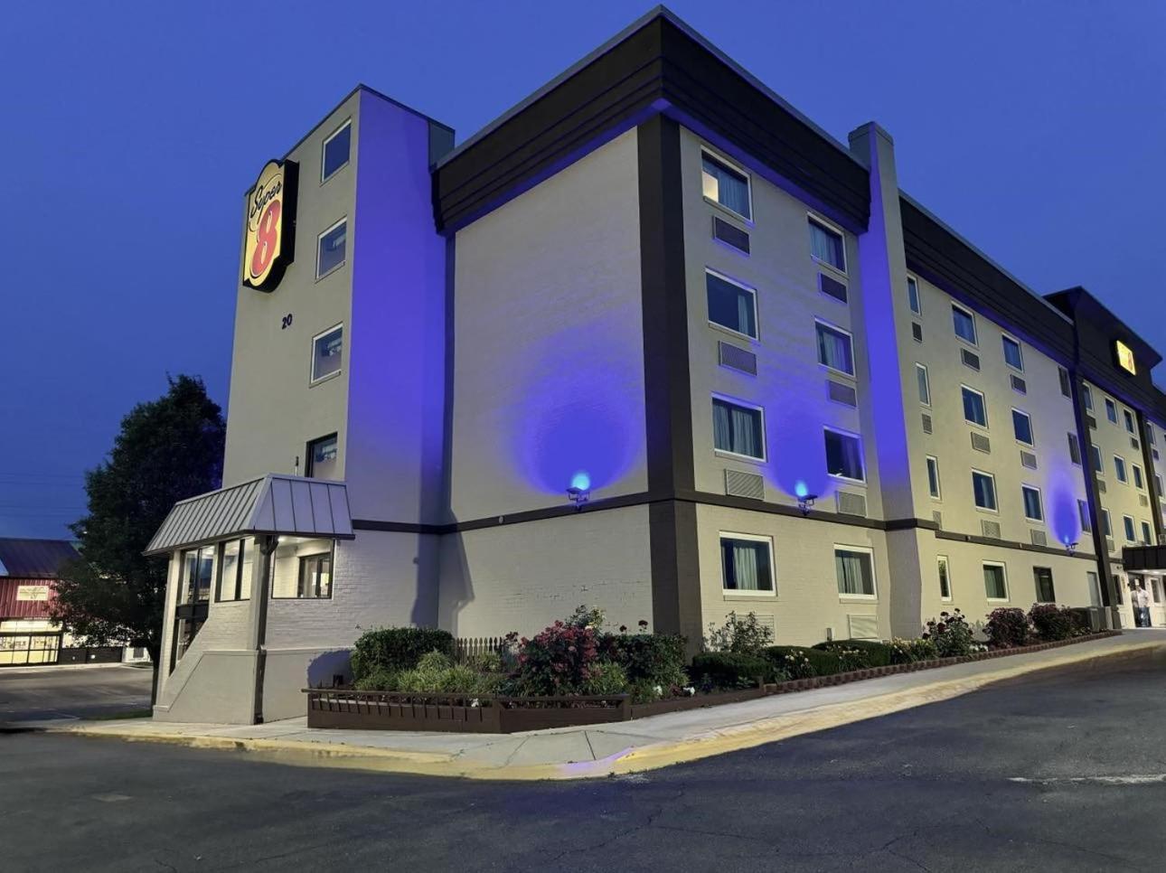 Super 8 By Wyndham Frederick Hotel Bagian luar foto