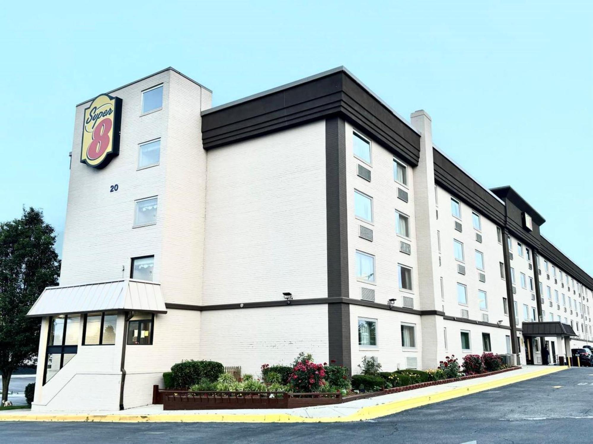 Super 8 By Wyndham Frederick Hotel Bagian luar foto