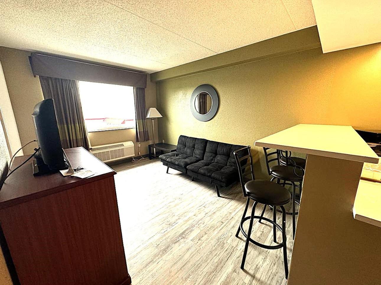 Super 8 By Wyndham Frederick Hotel Bagian luar foto