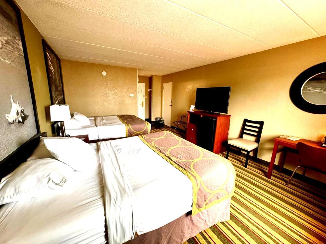 Super 8 By Wyndham Frederick Hotel Bagian luar foto