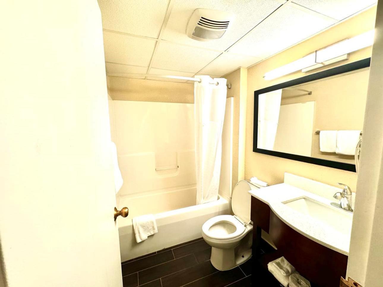 Super 8 By Wyndham Frederick Hotel Bagian luar foto