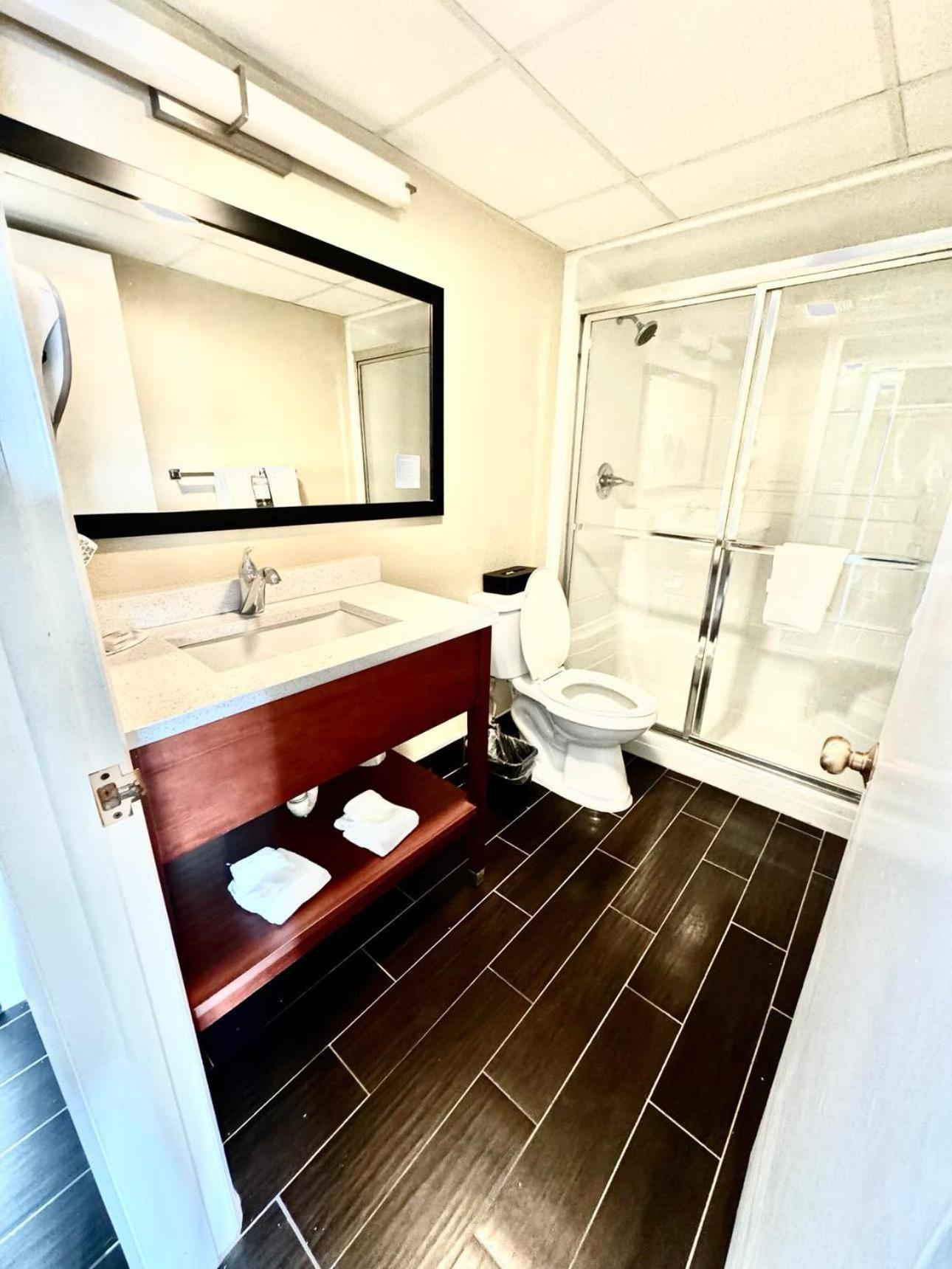 Super 8 By Wyndham Frederick Hotel Bagian luar foto