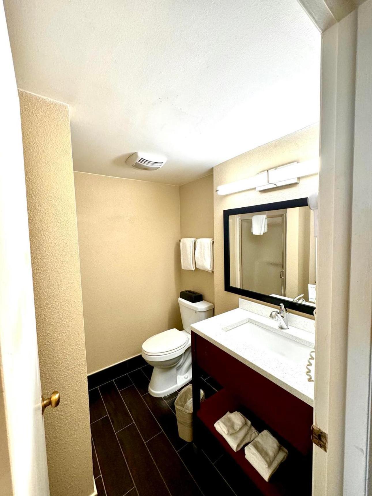 Super 8 By Wyndham Frederick Hotel Bagian luar foto
