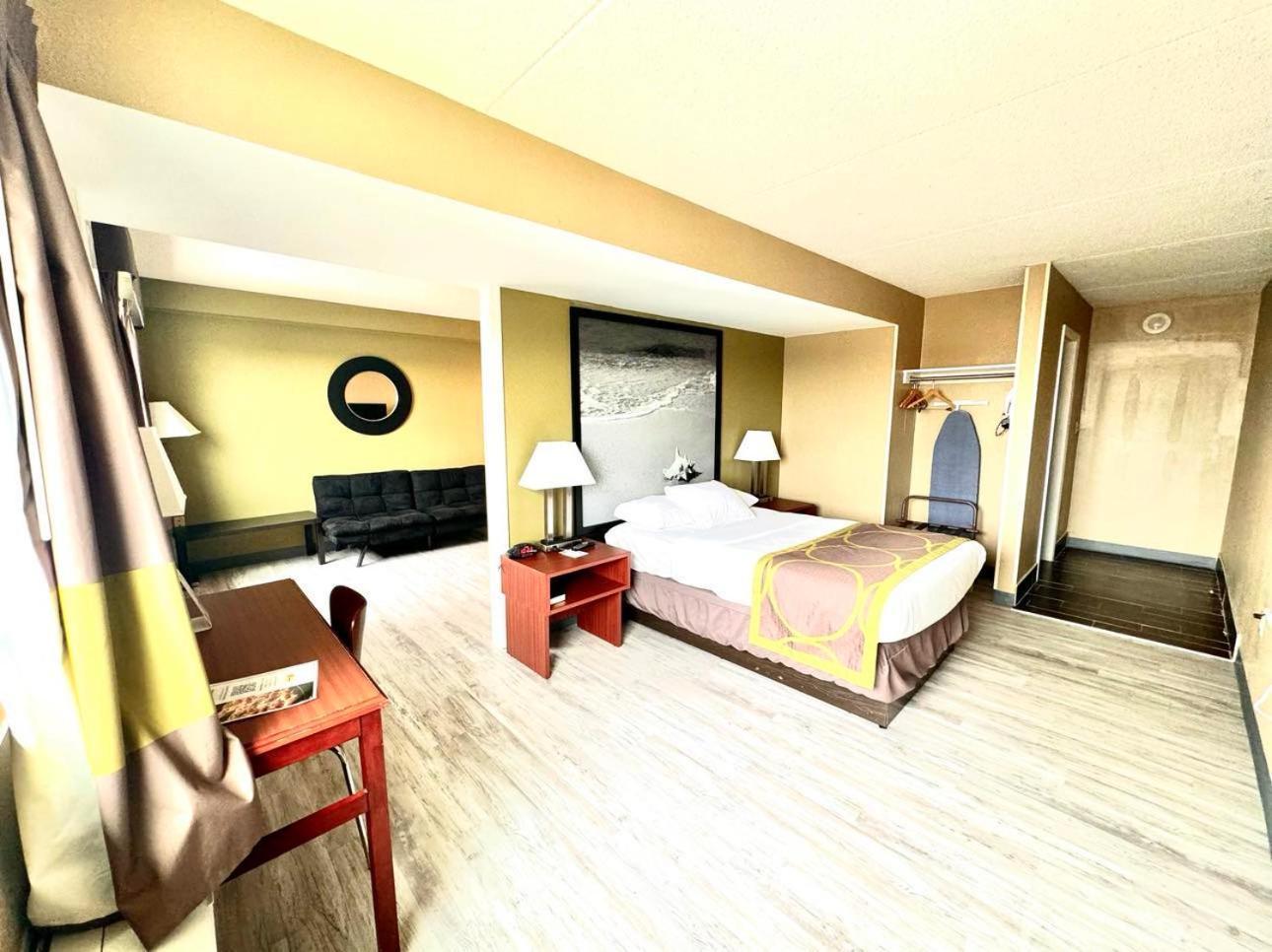 Super 8 By Wyndham Frederick Hotel Bagian luar foto