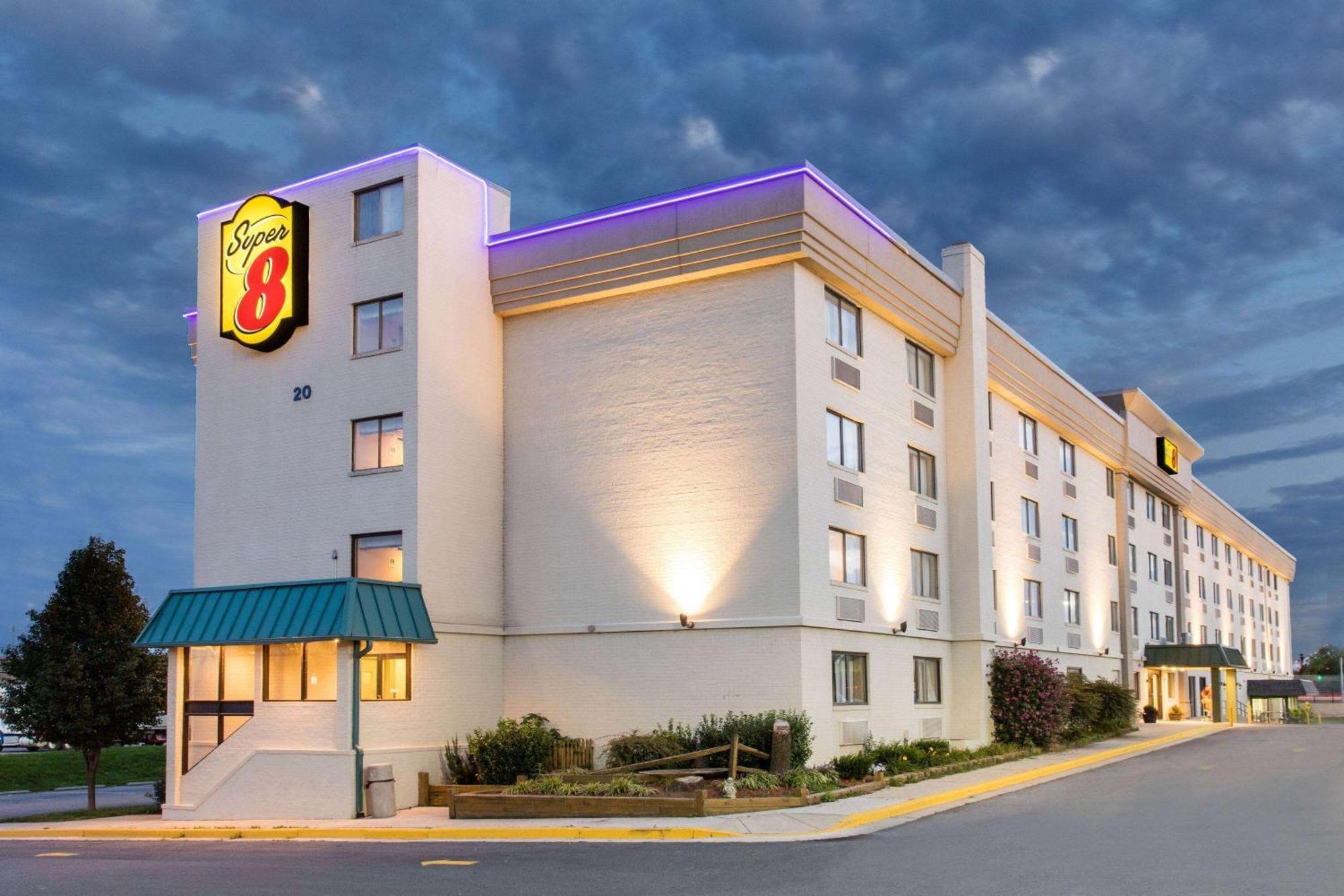 Super 8 By Wyndham Frederick Hotel Bagian luar foto