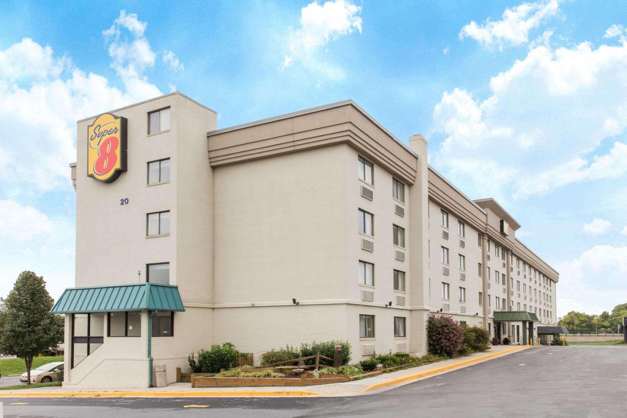 Super 8 By Wyndham Frederick Hotel Bagian luar foto