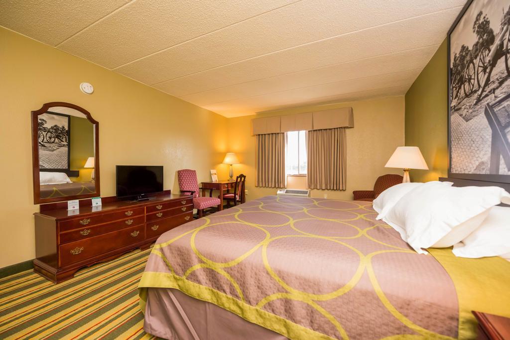 Super 8 By Wyndham Frederick Hotel Bagian luar foto