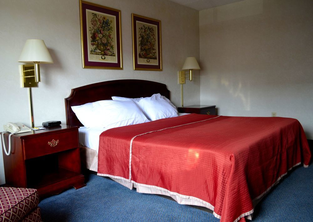 Super 8 By Wyndham Frederick Hotel Bagian luar foto