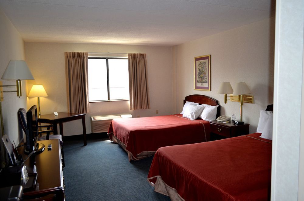 Super 8 By Wyndham Frederick Hotel Bagian luar foto