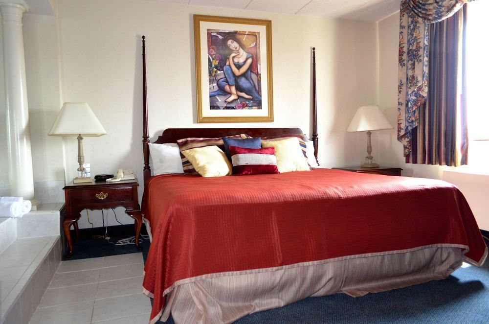 Super 8 By Wyndham Frederick Hotel Bagian luar foto