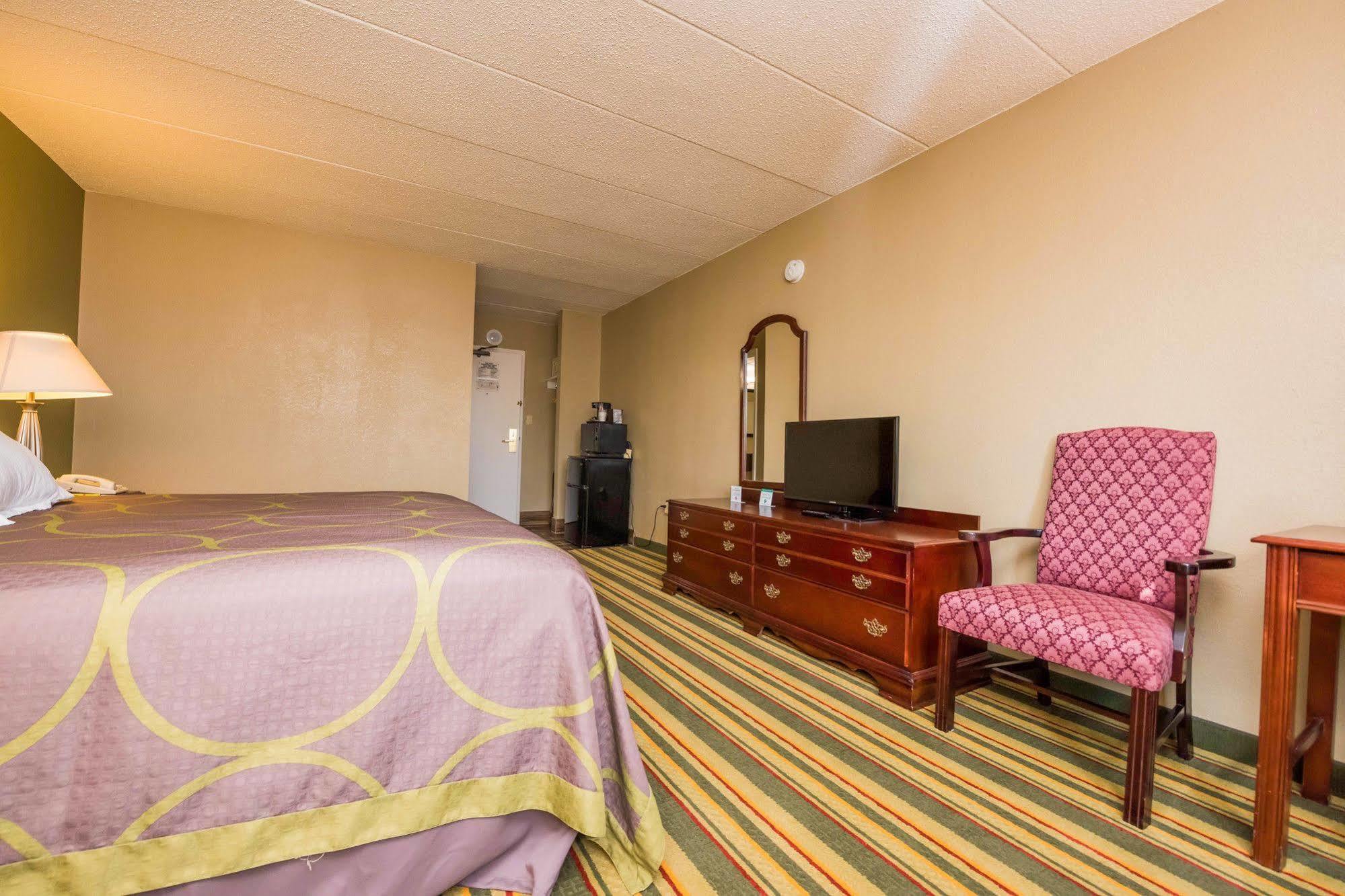 Super 8 By Wyndham Frederick Hotel Bagian luar foto