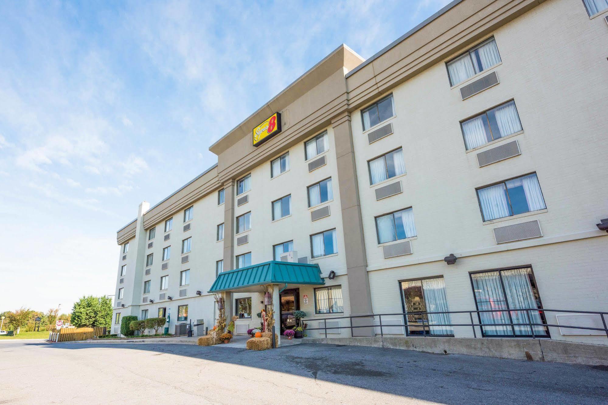 Super 8 By Wyndham Frederick Hotel Bagian luar foto
