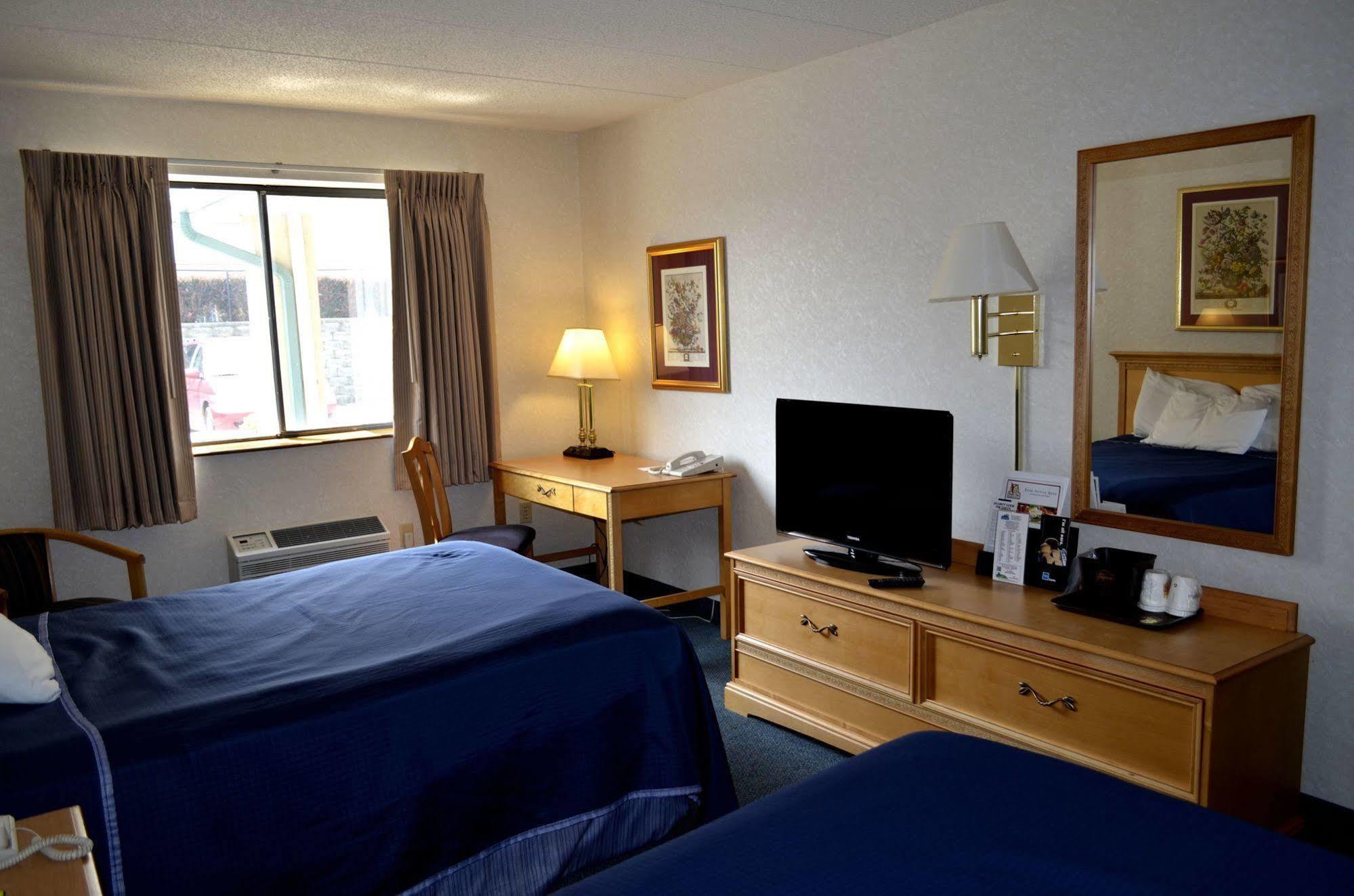 Super 8 By Wyndham Frederick Hotel Bagian luar foto