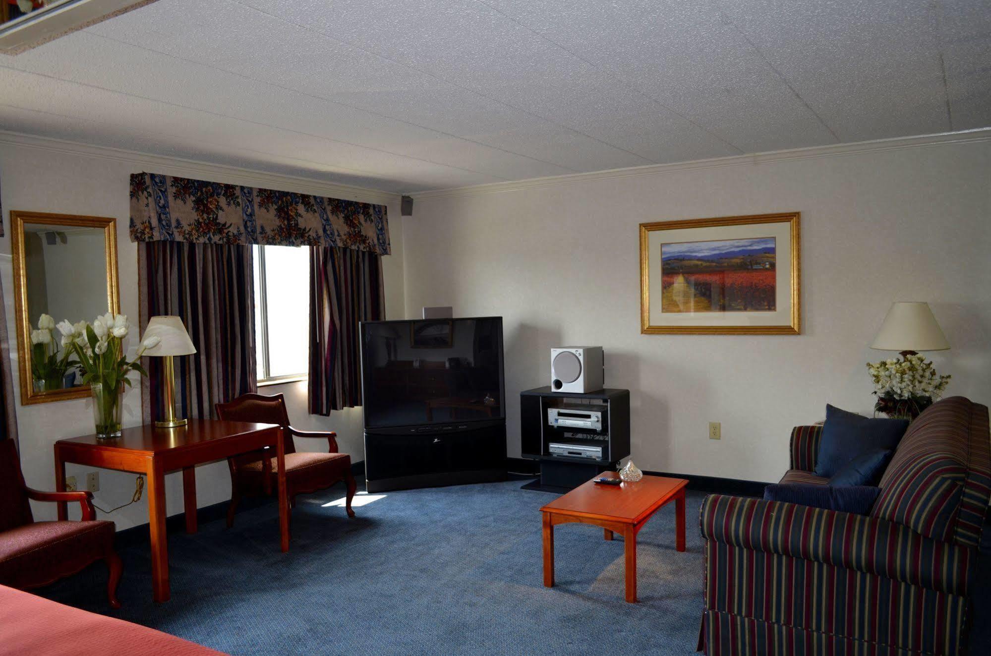 Super 8 By Wyndham Frederick Hotel Bagian luar foto