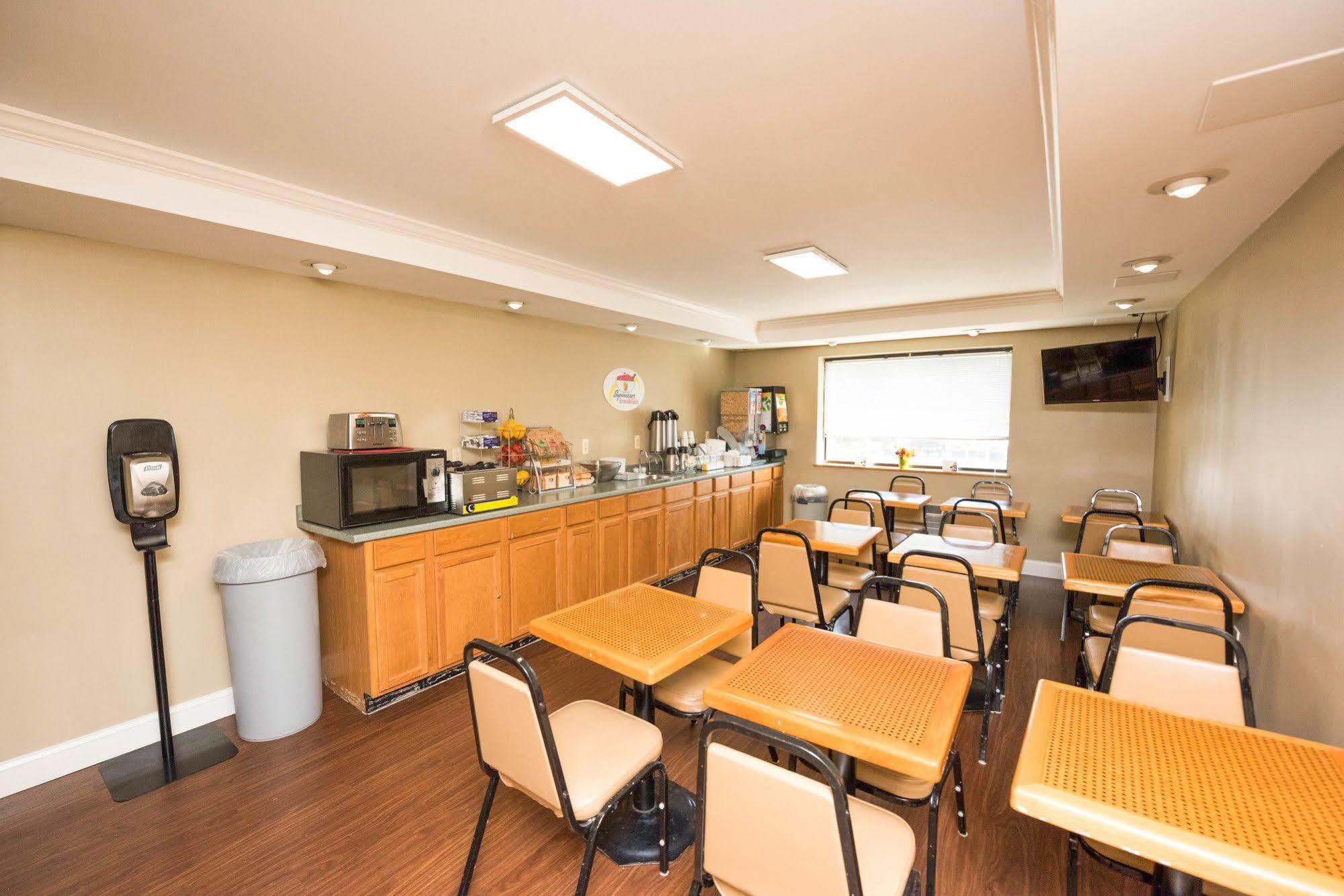 Super 8 By Wyndham Frederick Hotel Bagian luar foto