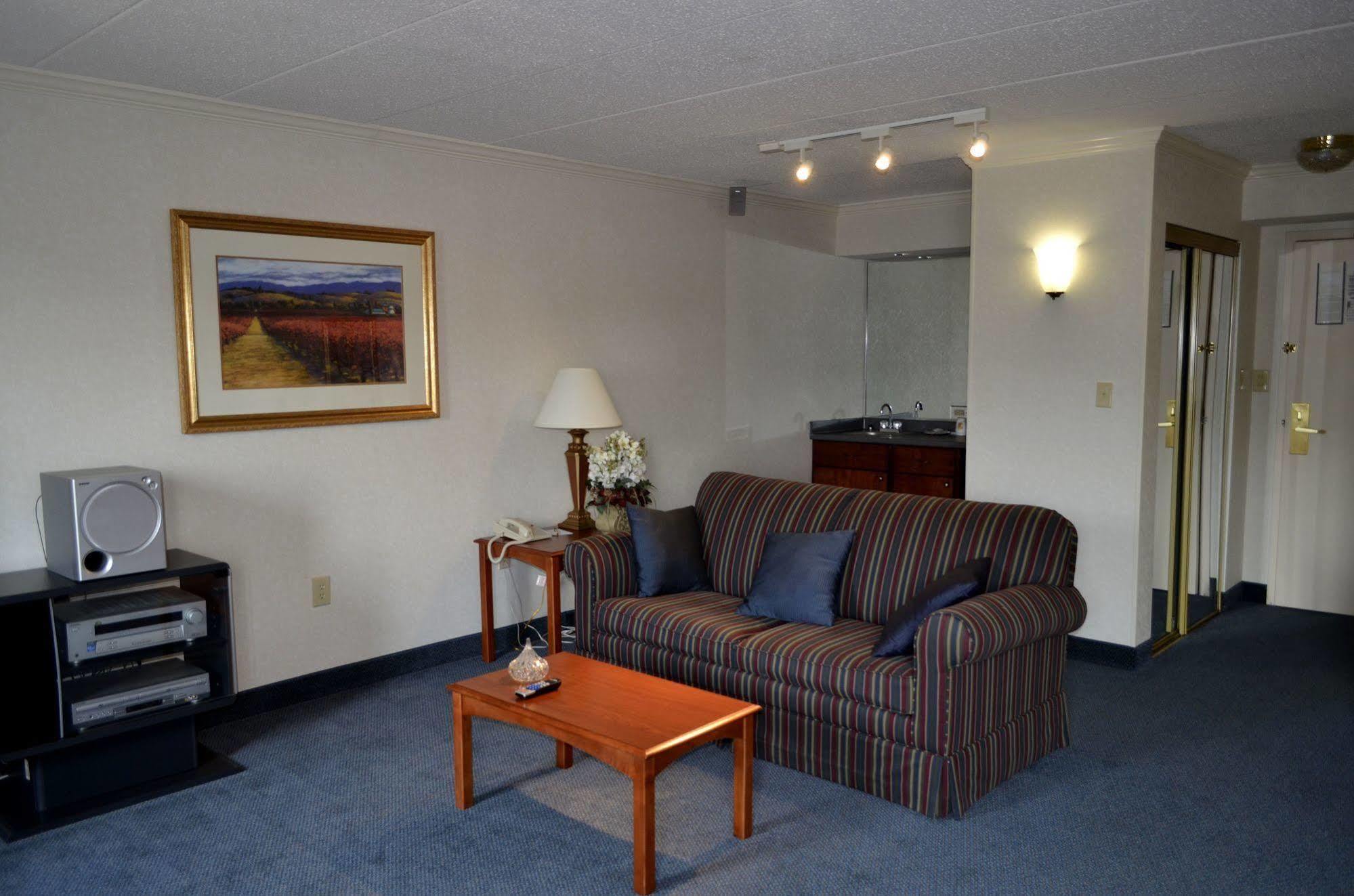 Super 8 By Wyndham Frederick Hotel Bagian luar foto