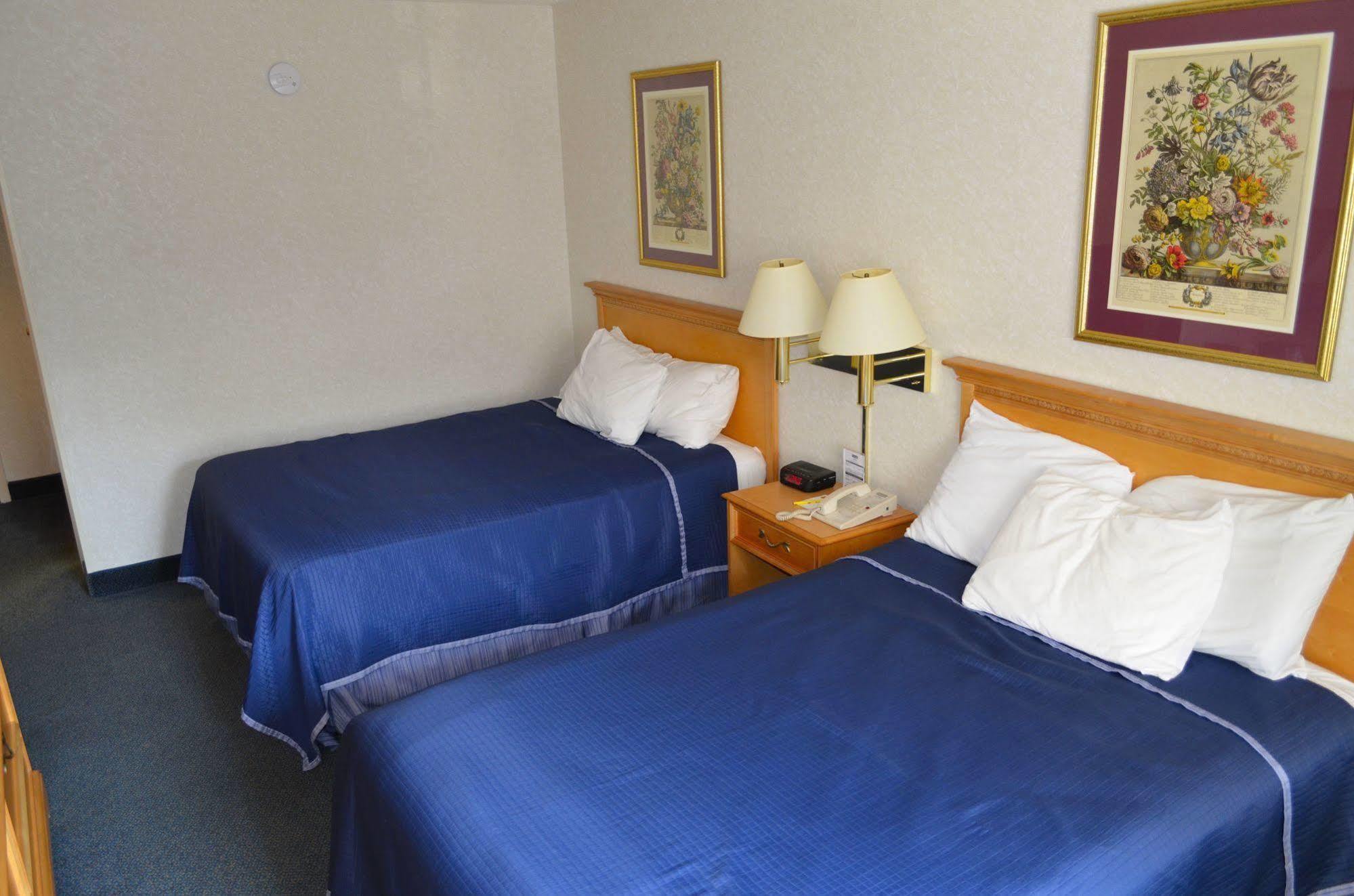 Super 8 By Wyndham Frederick Hotel Bagian luar foto