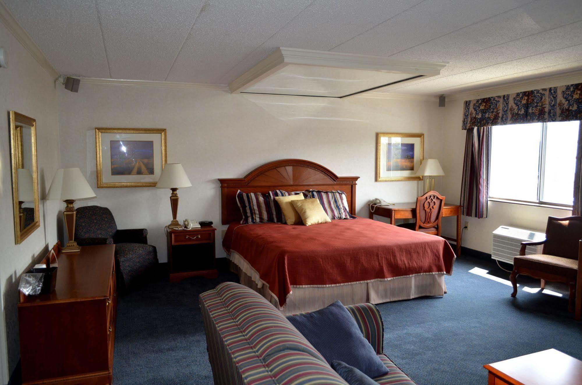 Super 8 By Wyndham Frederick Hotel Bagian luar foto