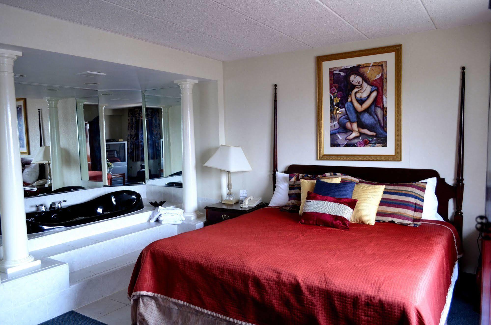 Super 8 By Wyndham Frederick Hotel Bagian luar foto